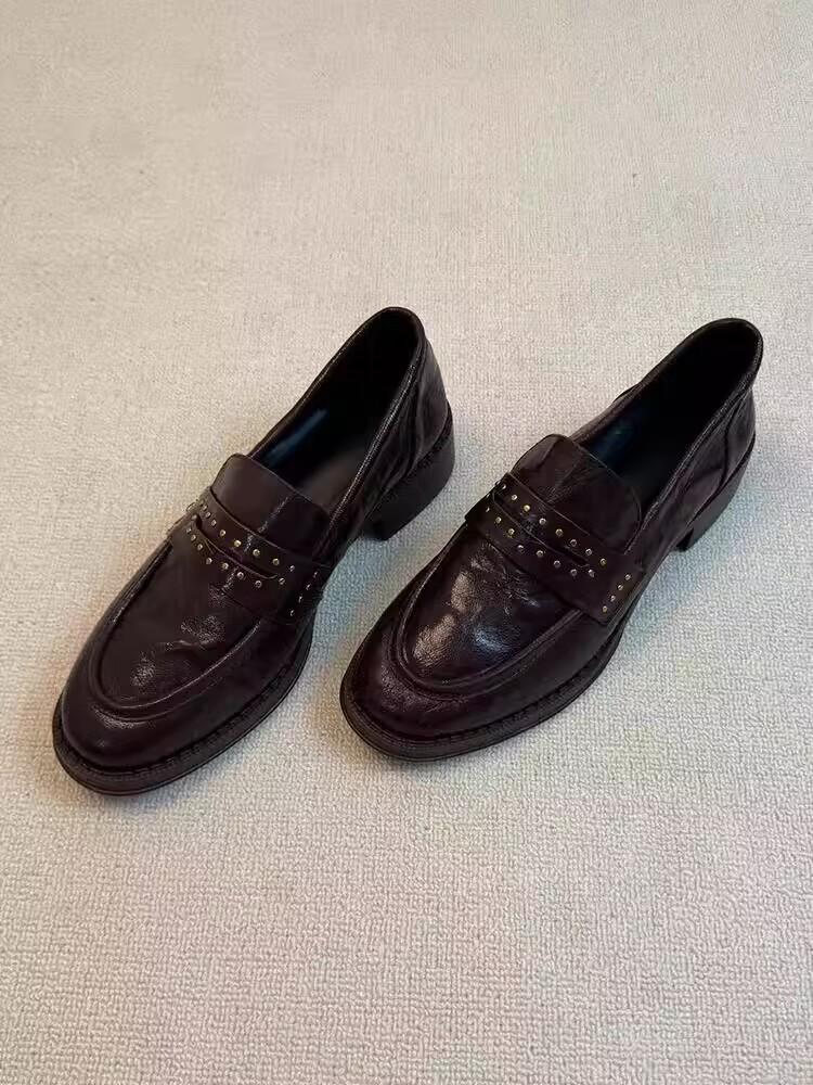 

Версия из коровьей кожи~! Лоферы женские ретро британский стиль круглый носок заклепки плиссированные на одной педали толстый каблук черные маленькие кожаные туфли 40 коричневый