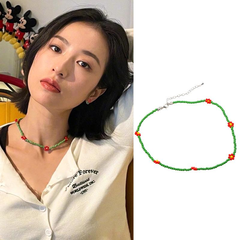 

Красочное ожерелье из мелких цветов и зеленых бусин для женщин, освежающая летняя цепочка на ключицу