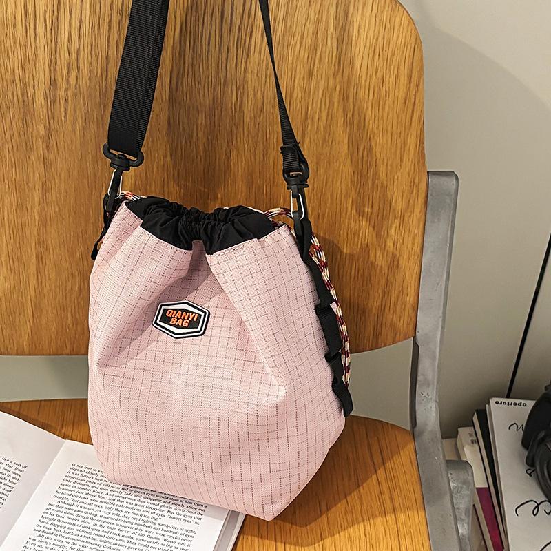 Summer Messenger Bag Waterproof Nylon Cloth Bucket Mobile Phone Bag Women's New Simple Large-capacity Outdoor Commuter Bag