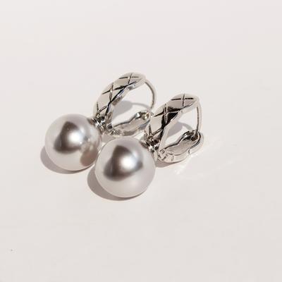 Classic Versatile Rhombus Pattern Small Fragrant Style Shijia Pearl Earrings Women'S Cool Silver Grey Commuter U-Shaped Ear Buckles 947