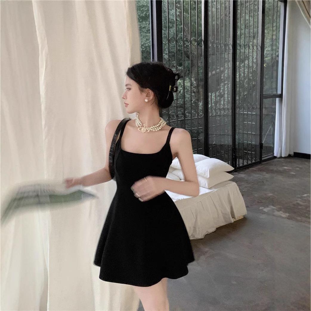 

Женское черное платье А-силуэта с квадратным вырезом, на тонких бретелях-спагетти и с акцентом на талии, 2025 L чёрный