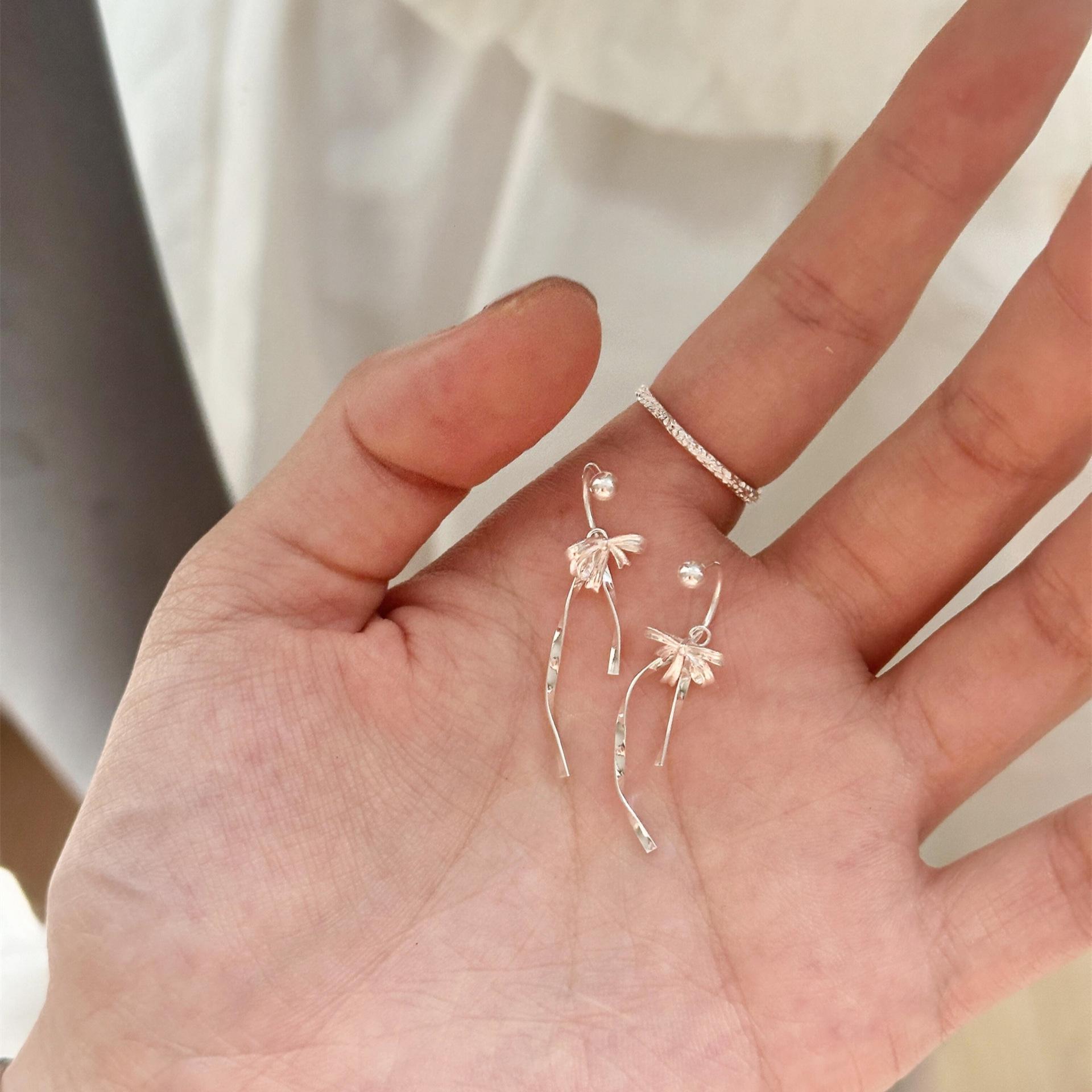 

ANENJERY Серьги-бантики из лент для женщин, уникальные, маленькие, изысканные, высокого класса, модные, универсальные серьги, ювелирные подарки белый