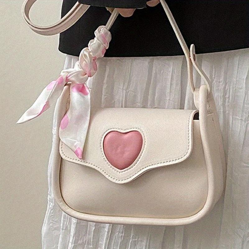 XYKK01 Trendy Schuine Crossbody Tas Modieuze Schoudertas voor Dames met Retro Zadelontwerp, Hartvormige Gesp en Verstelbare Riem wit