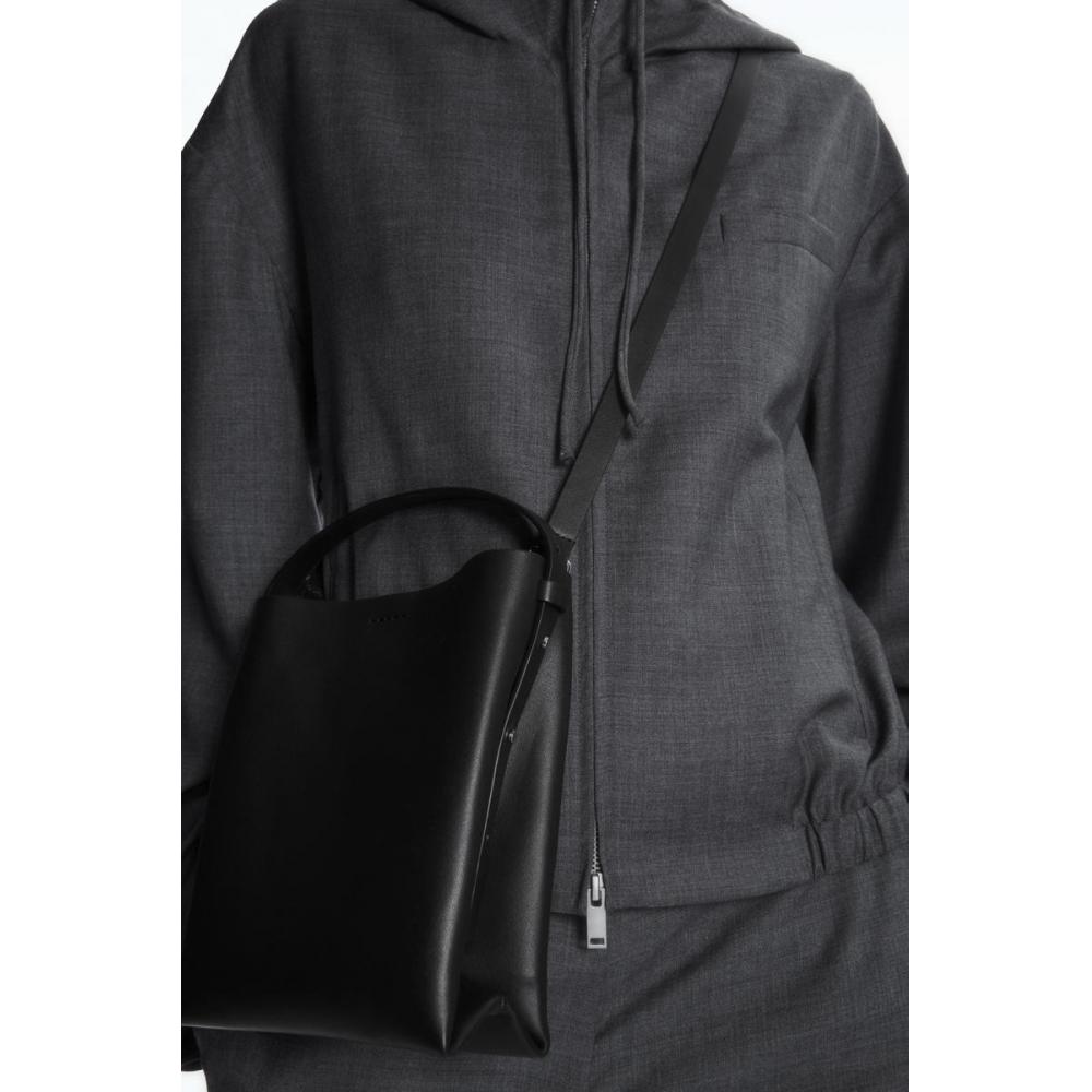 

Кожаная мини-сумка-шоппер через плечо COS Japan