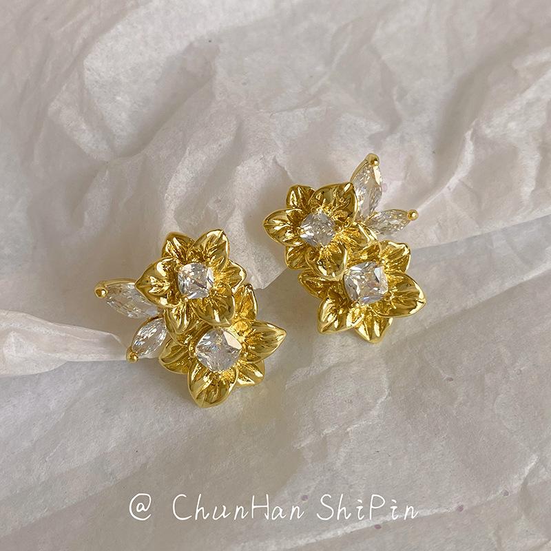 

Light luxury temperament, flower ear clips, niche high-end sense, exquisite zircon metal stud earrings, mosquito coil disc, women s earless earrings.