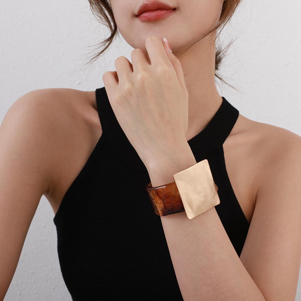 Bracciale Quadrato Metallico Leggero con Finitura Spazzolata Geometrica Bracciale in Lega Fatto a Mano Gioielli da Donna per Donne Urbane