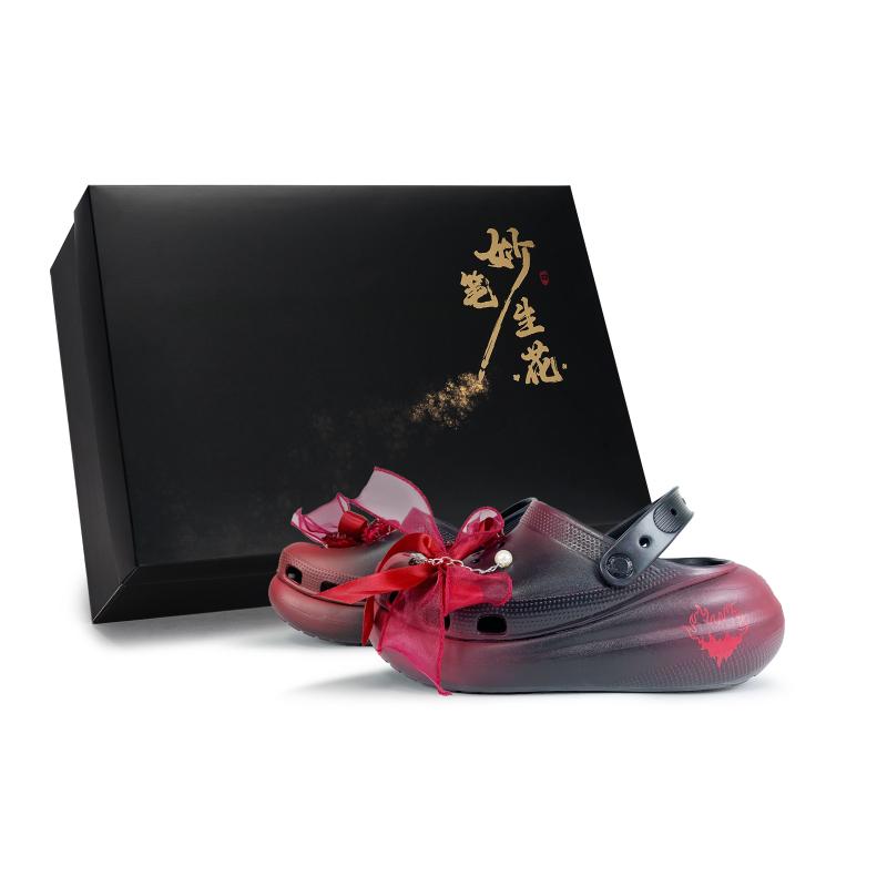 

Crocs Crush Clog Puff Обувь EVA Искусно Сделано Розовое Пламя Любовная Записка Бант Лента Жемчуг Подарочная Коробка Обувь Клоги Унисекс Черный и Красный 42-43