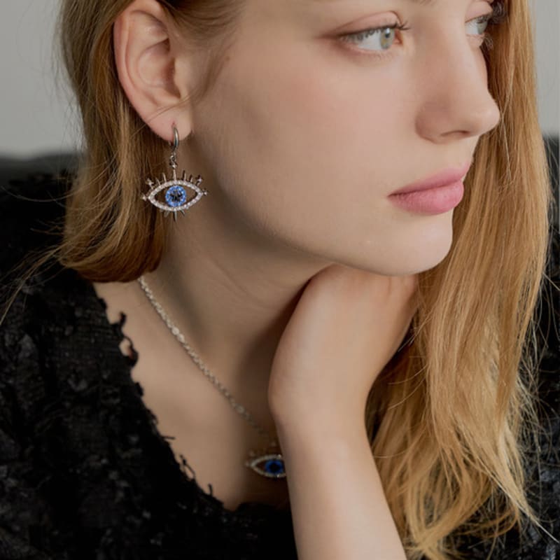 MUSE BY ROSE SAPPHIRE EYE LOGO EARRING [silver