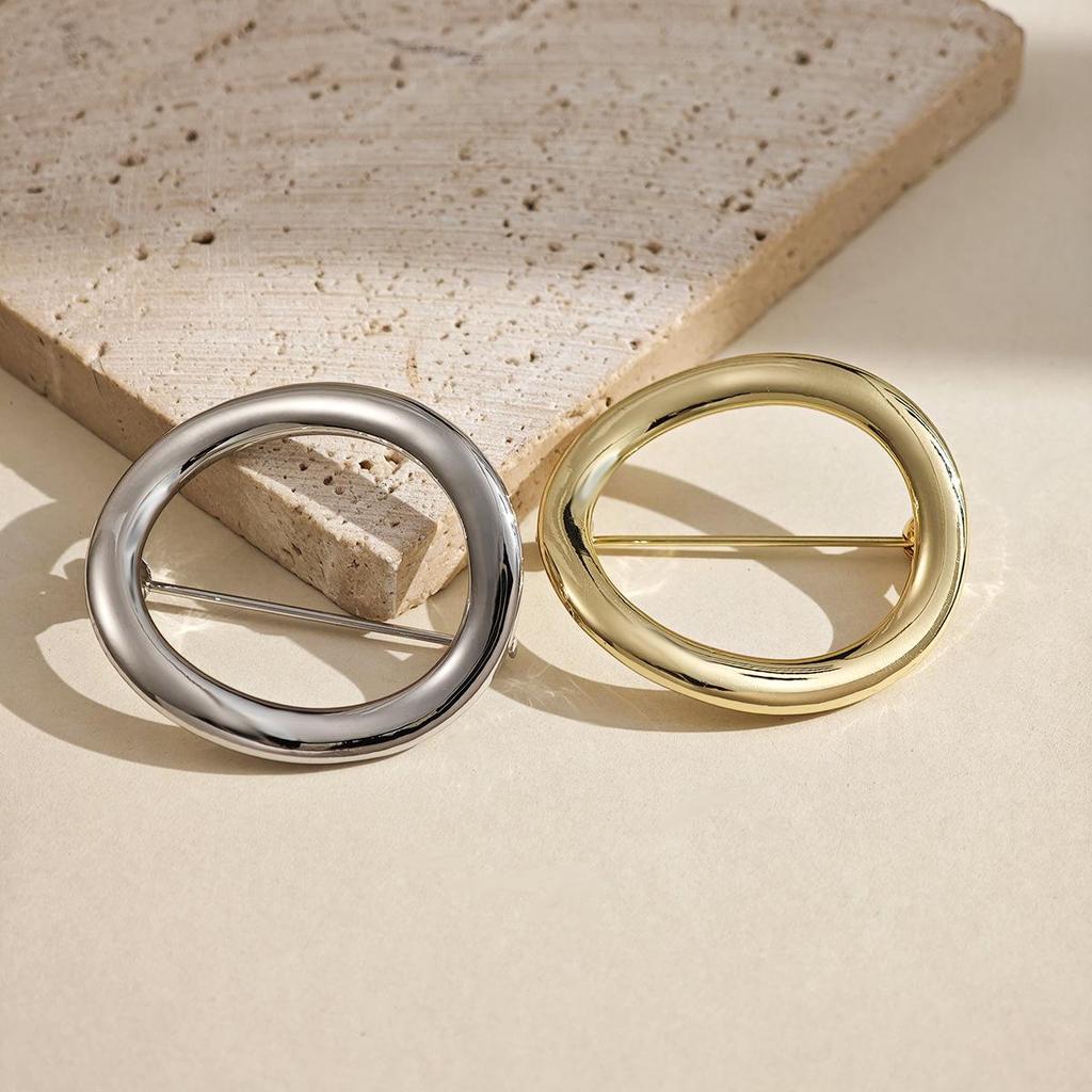 Geometric Circle Hollow Brooch: Elegant European-American Ring-Shape Metal Accessory for Women