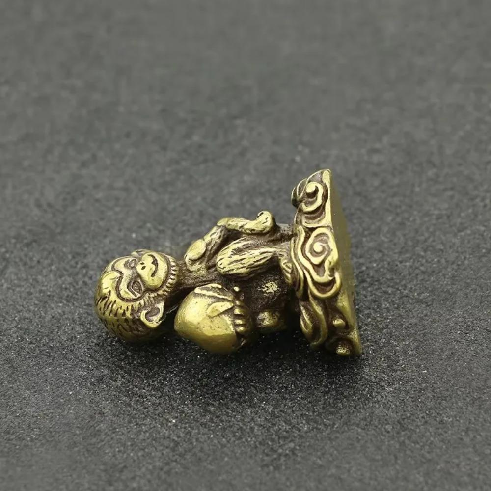 Mini Cute Monkey With Peach Brass Vintage Animal Statue Metal Figure Props Home Office Desk Decor Ornament Toy Gift