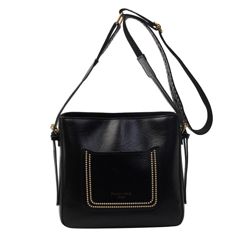 

Женская сумка-мессенджер вместительной формы из масляно-вощеной кожи в стиле ретро для поездок на работу чёрный