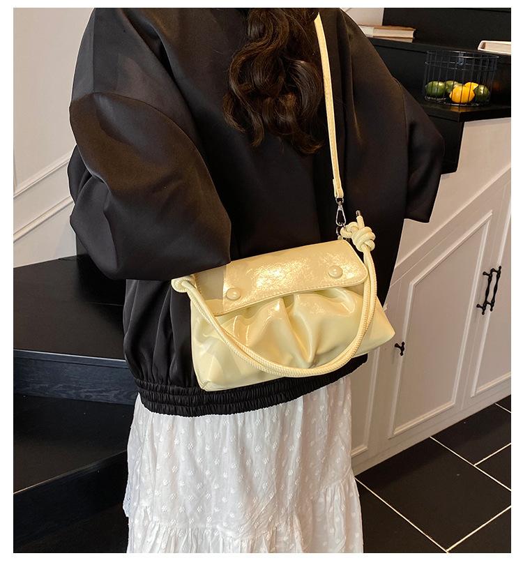 Niche Design Bag Women's 2025 New Summer Versatile Super Fire Messenger Bag Korean Version Ins Portable Small Square Bag