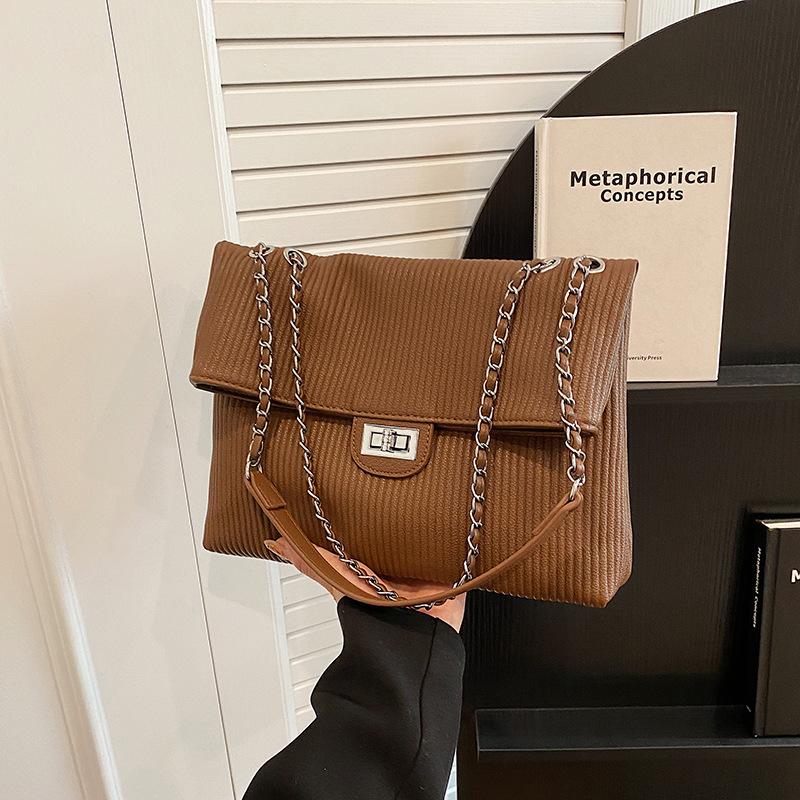 

Korean version lock striped shoulder armpit bag women s 2025 new commuter tote bag casual versatile chain messenger bag