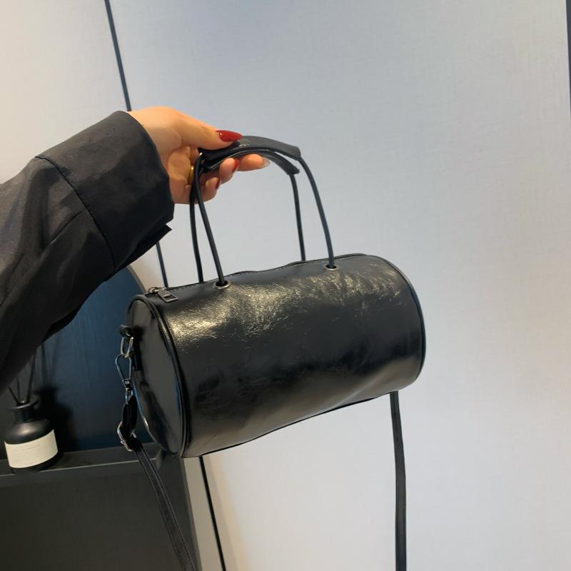 

Однотонная женская сумка 2024 года, новая модная нишевая дизайнерская портативная сумка через подмышку, простая цилиндрическая женская сумка через плечо чёрный