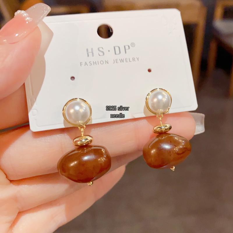 French Retro Caramel Amber Resin Stud Earrings: Minimalist Design for Fashionable Women