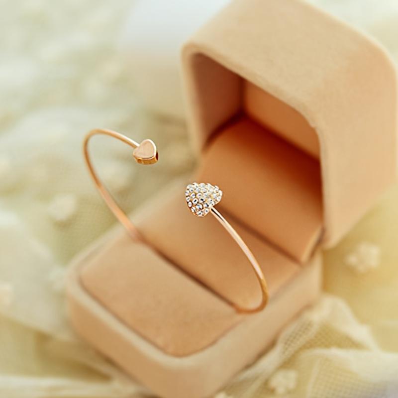 Ladies' Golden Heart-shaped Bracelet, Retro Bohemian Double Heart Design, Can Be Worn for Simple Daily/formal Occasions, Elegant Accessories
