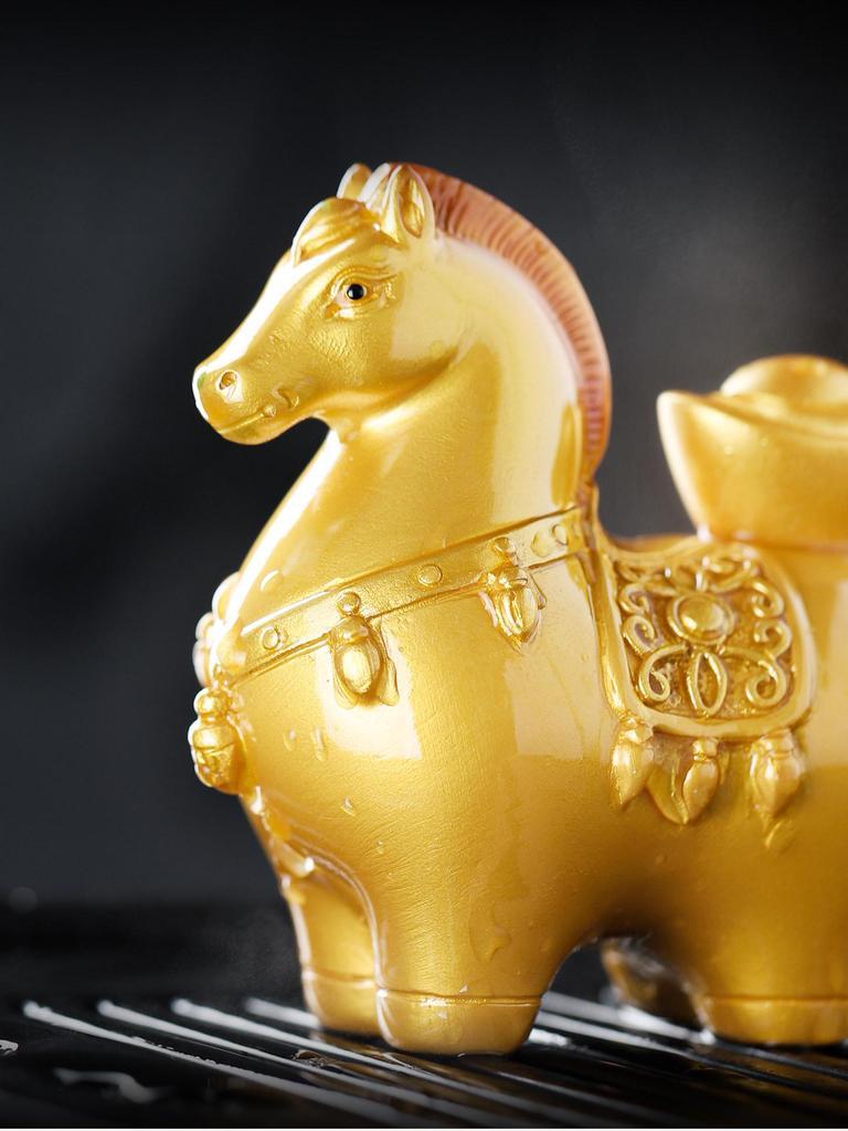 Color-Changing Horse Tea Pet: Resin Ornament for Creative Office and Tea Table Decor