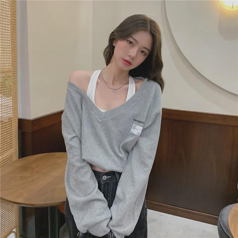Chic Women's Fake Two-Piece Sweatshirt - Short, Lightweight, Korean-Style Trendy Top for Early Autumn.