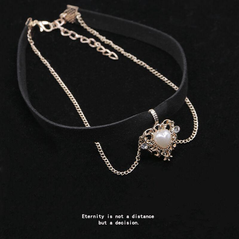 Retro Gold Peach Heart Velvet Choker Necklace