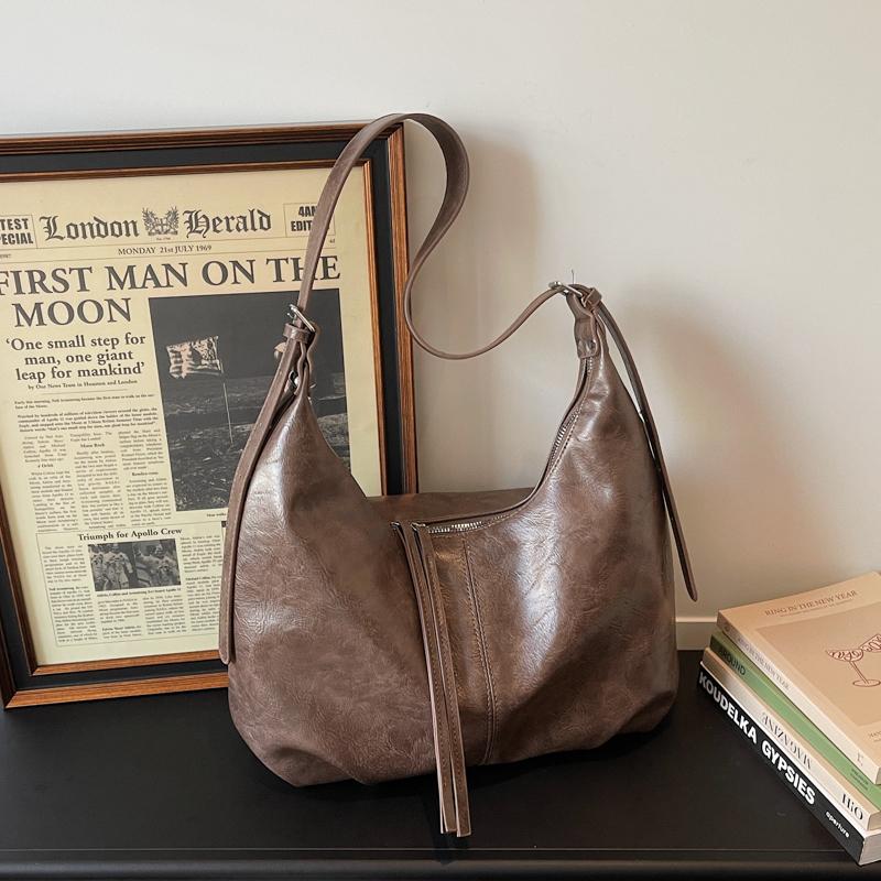 Soft PU Hobo Bag with Slouchy Design and Adjustable Strap Ideal for Everyday Use and Casual Outfits