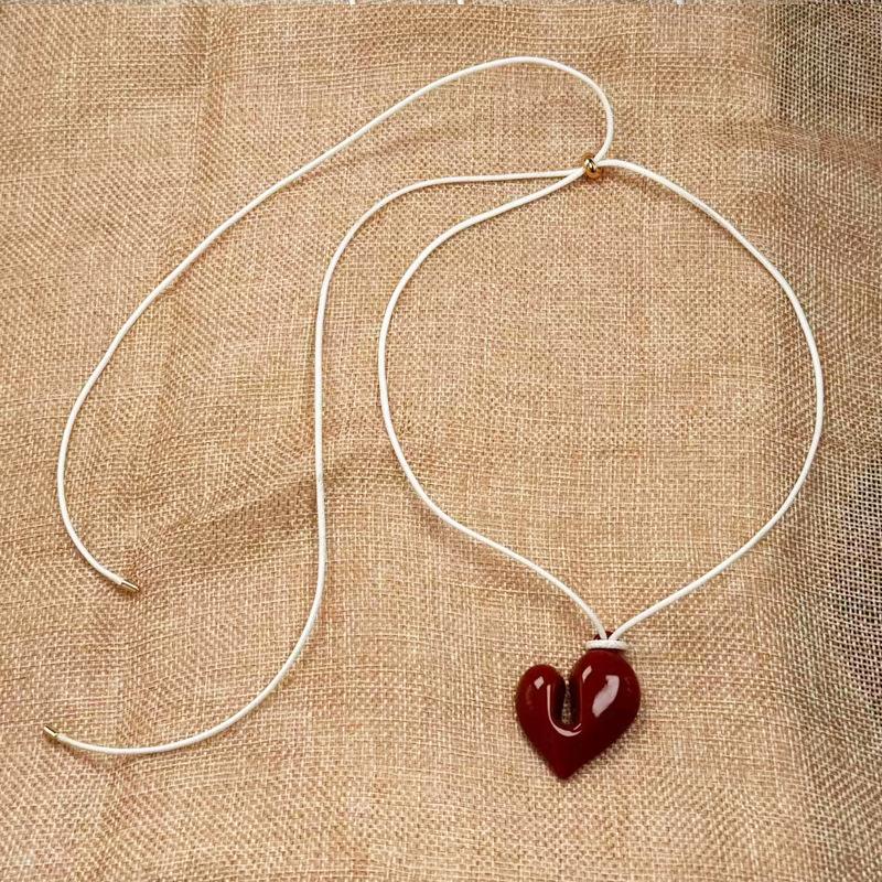 Niche design special-shaped love pendant, leather rope necklace, long adjustable sweater chain, sweet and cool accessories.