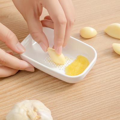 Portable Manual Ginger Grinder Rectangle White Garlic Masher Puree Tool Plastic Ginger Grater Tool Complementary Food