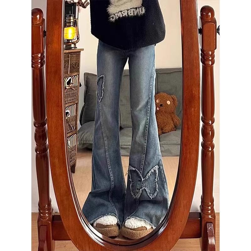 Dámské plus size džíny s vysokým pasem a rozšířenými nohavicemi s retro motýlí výšivkou – Ideální na jaro a podzim