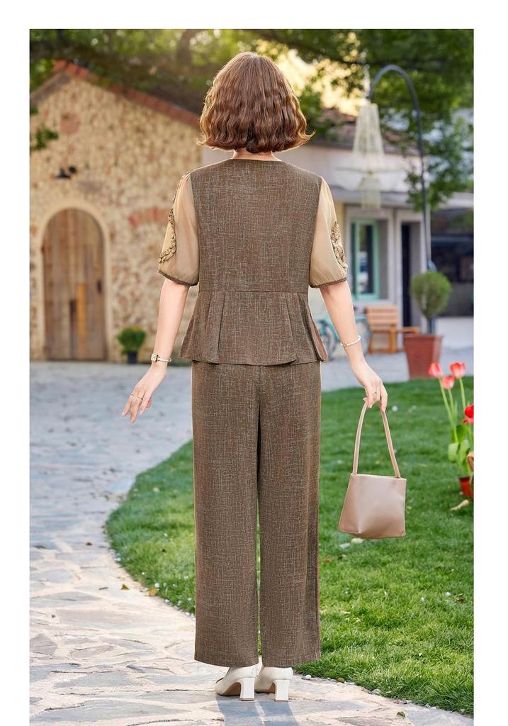 2026 Summer Outfit: Stylish Short-Sleeve Two-Piece Set for Middle-Aged and Elderly Women, Casually Elegant Chinese Style.