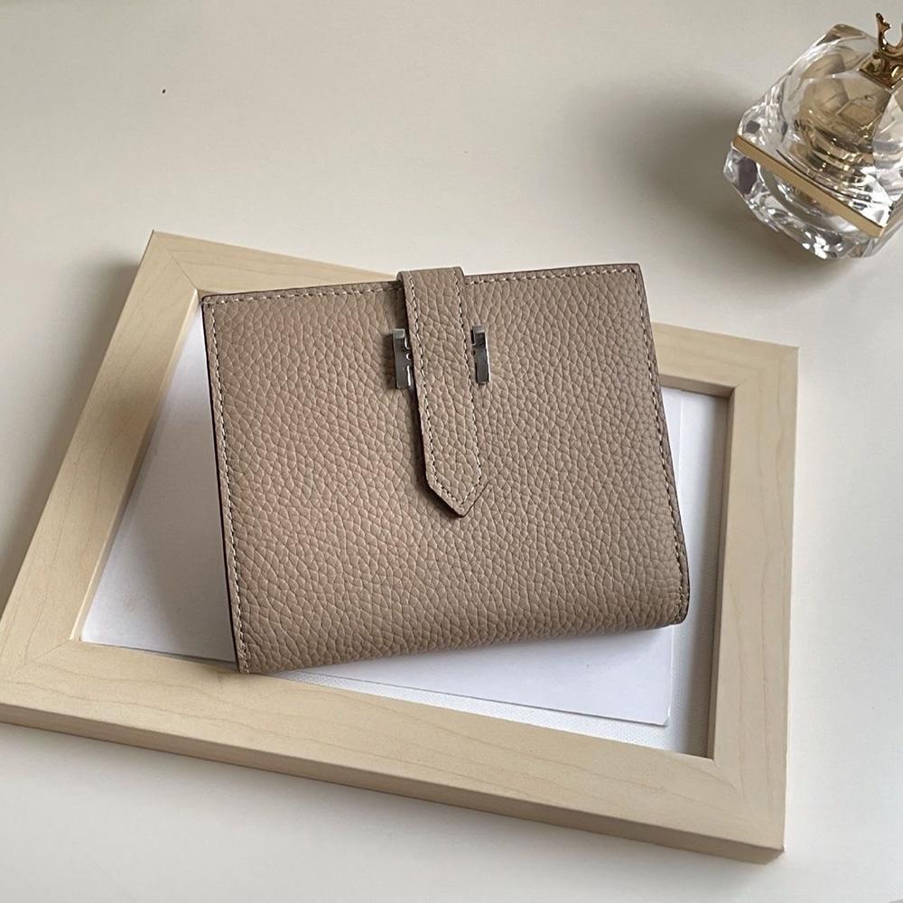 

2025 Роскошные женские кошельки из натуральной кожи Первый слой коровьей кожи Короткий кошелек H застежка Двухслойный кошелек Брендовый стиль Бумажник без логотипа легкие хаки