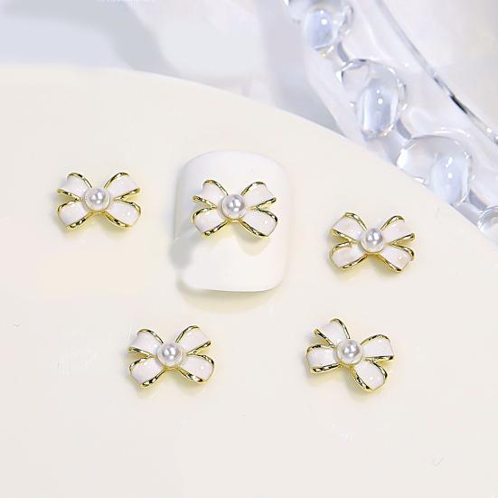 Zarte Nail-Art-Dekore, leicht glänzend, zum Selbermachen