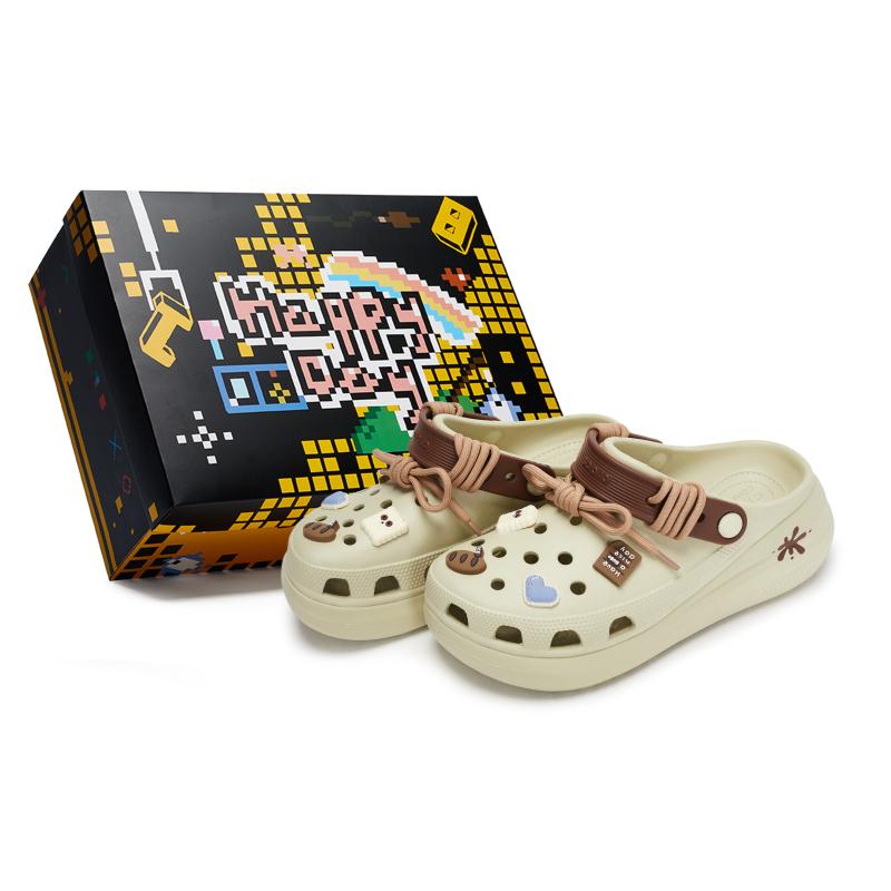 

Crocs Crush Clog 811 Made Caramel Boiled Dream Biscuits Bread Afternoon Tea Series Hole Shoes Unisex Bone White Gift Box Model 38-39