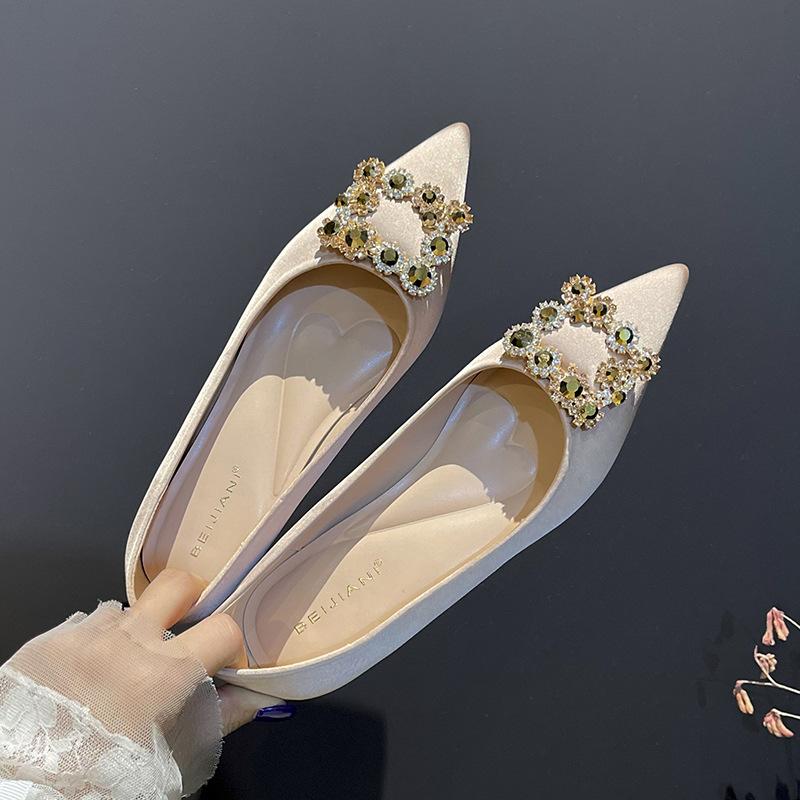 

Туфли-лодочки женские на танкетке с квадратной пряжкой из страз, небольшой внутренней высотой, с острым носком, универсальные, из атласа 40