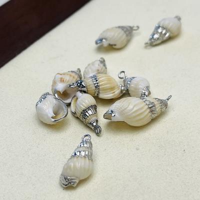 10 Piezas, Conchas de Caracoles Naturales Colgantes con Borde Plateado de Aleación de Zinc para Accesorios de Collares DIY, Fabricación Creativa de Joyería, Regalos Artesanales al por Mayor para Mujeres Hombres