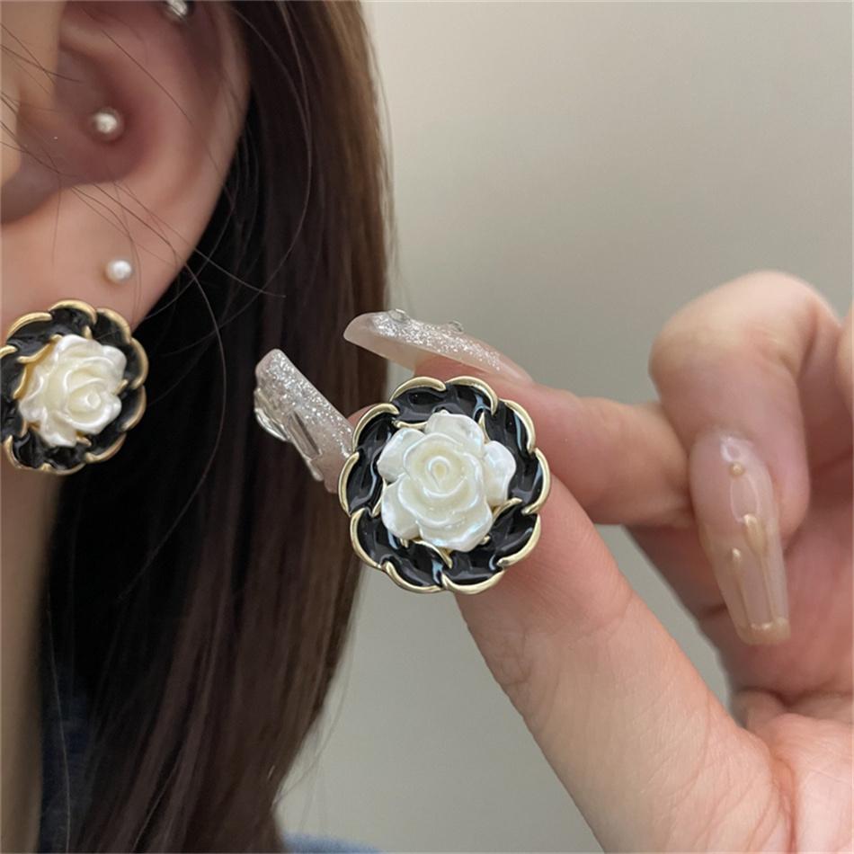 Brincos Coreanos Únicos Camélia Preto Branco para Mulheres Piercing Joias de Orelha Pendientes Brinco