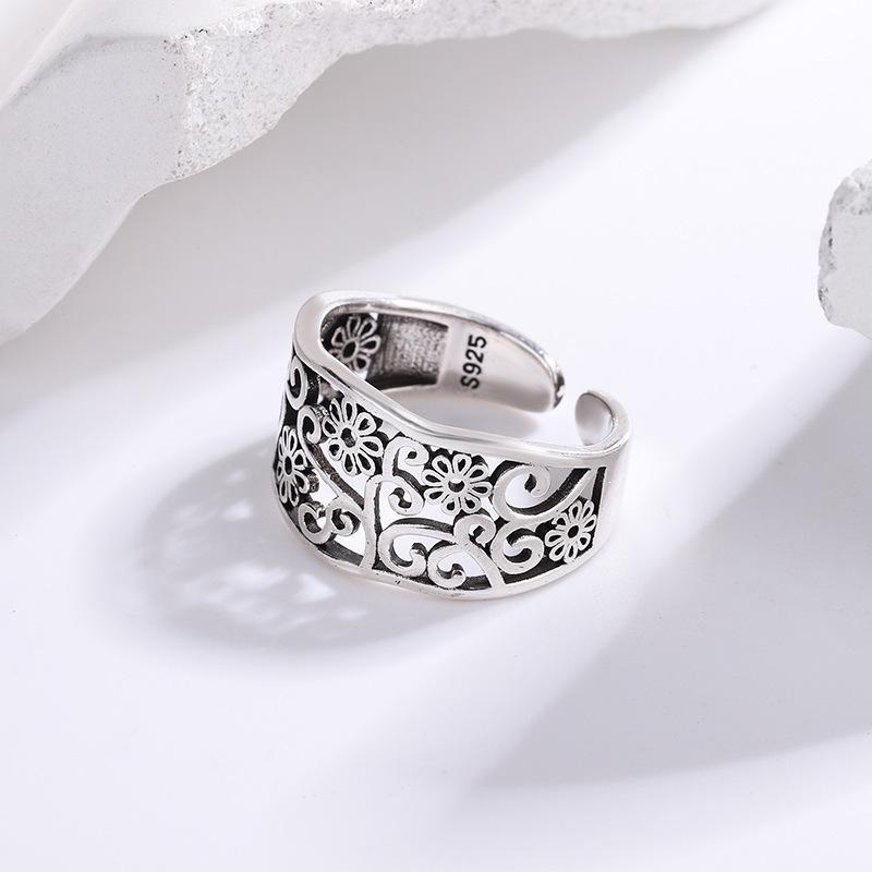 Vintage Silver-Plated Floral Ring: Elegant Wide Band with Intricate Design