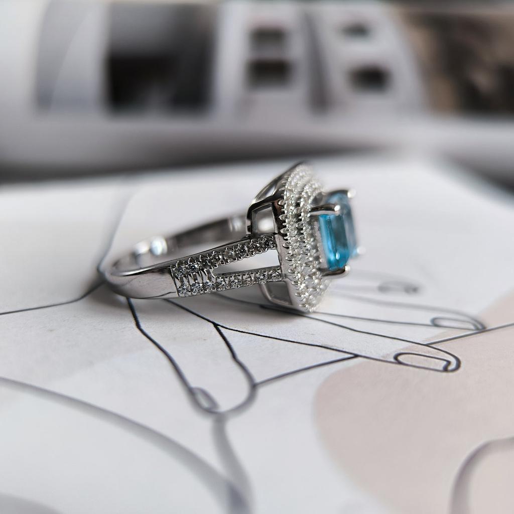 Серебряное кольцо с натуральным топазом 3.289ct, фианитами, вес изделия 4,76 гр (2207207)