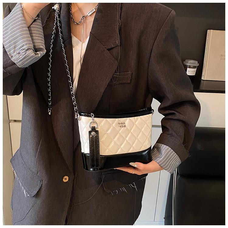 Large-capacity bag women's spring and summer new shoulder crossbody diamond chain women's bag versatile simple stray bag