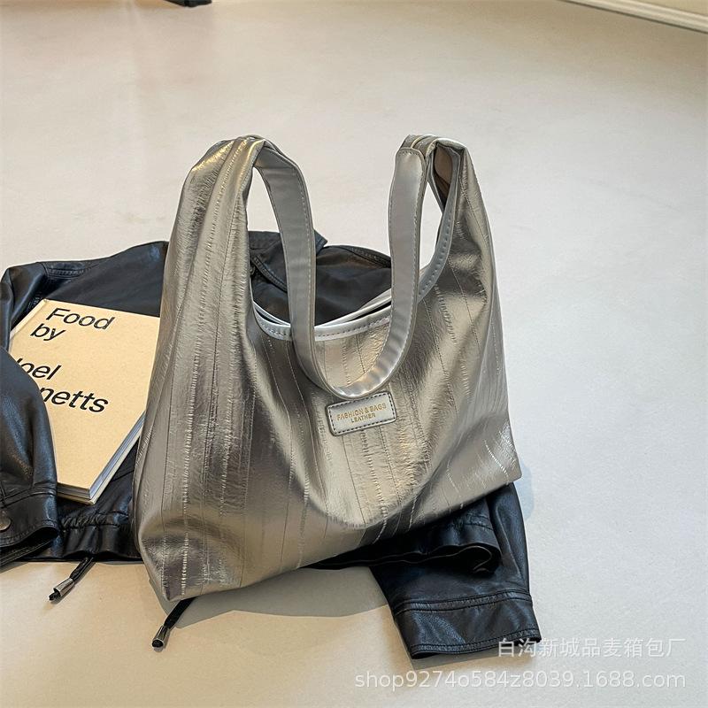 Large-capacity commuter armpit bag women's 2025 new trendy temperament explosive large bag simple shoulder tote bag