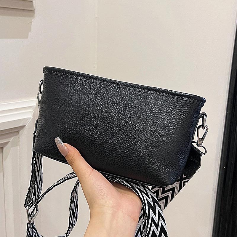 Genuine Leather Niche Design Wide Shoulder Strap Small Bag, High-end, Versatile, Fashionable and Textured Small Square Bag
