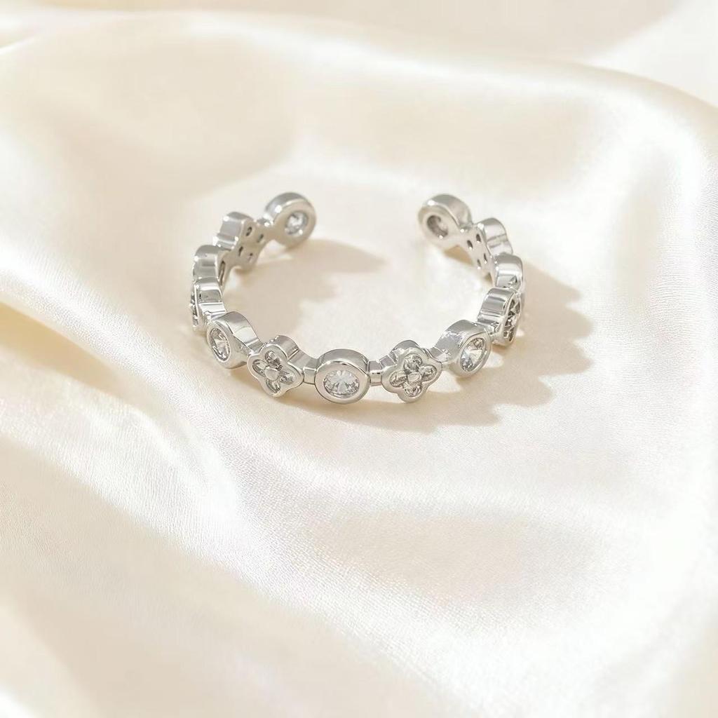 Hollow Rhombus Two-Tone Diamond-Studded Four-Leaf Clover Zirconia Ring for Women