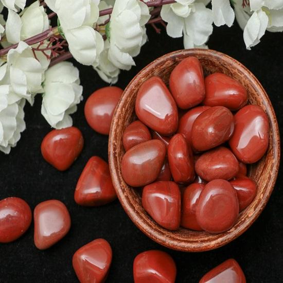 Sett med 13 Rød Jaspis Månestein Reiki Chakra Healing Dekorative Småstein Vasefyll Tumble Stone for Smykker, Reiki Healing, Vastu Hjemmekontor Dekor
