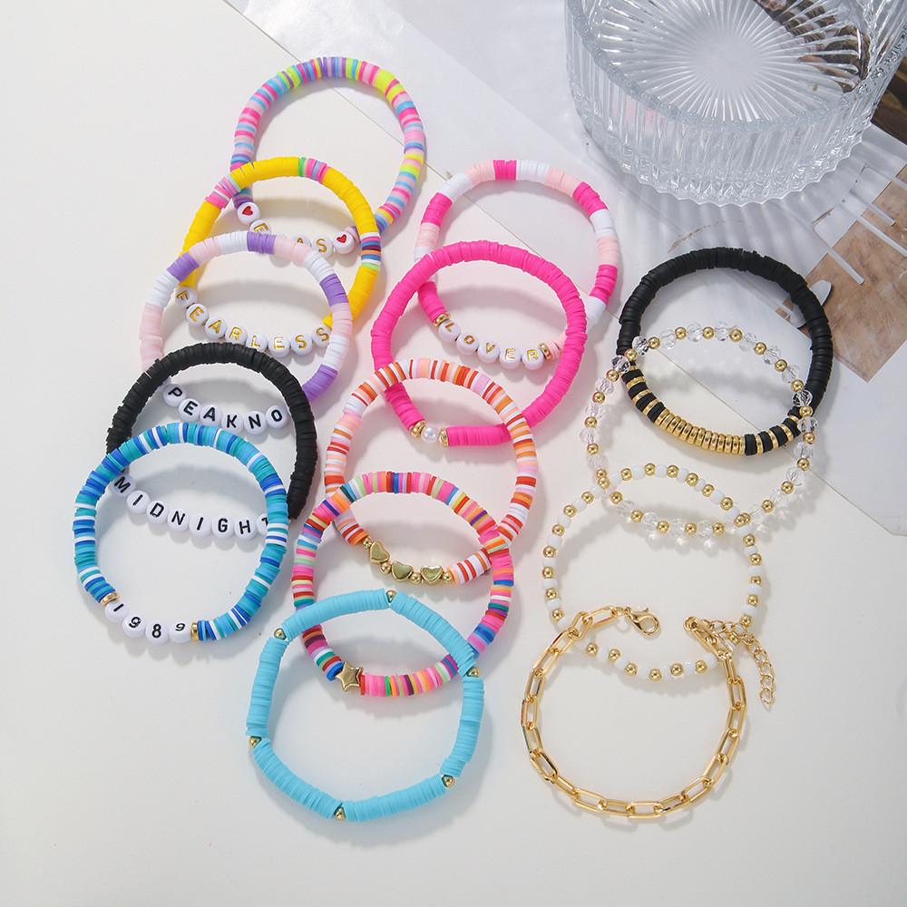 Böhmisches farbiges Tonperlenarmband mit Buchstabenanhängern für Strandreise Geschenk