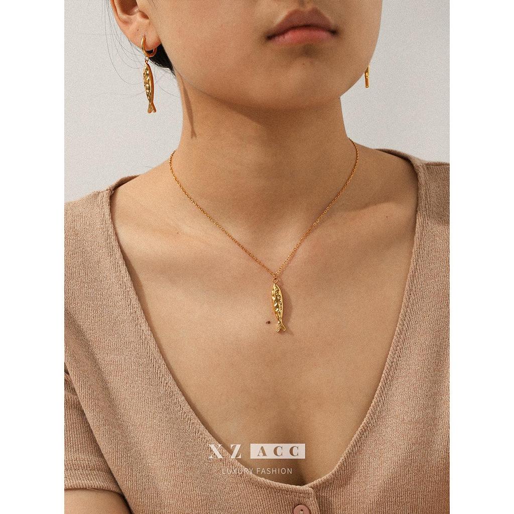 Europejskie i Amerykańskie Kolczyki ze Stali Nierdzewnej Koi - Lekki Luksus Tytanowy Wisiorek Akcesoria