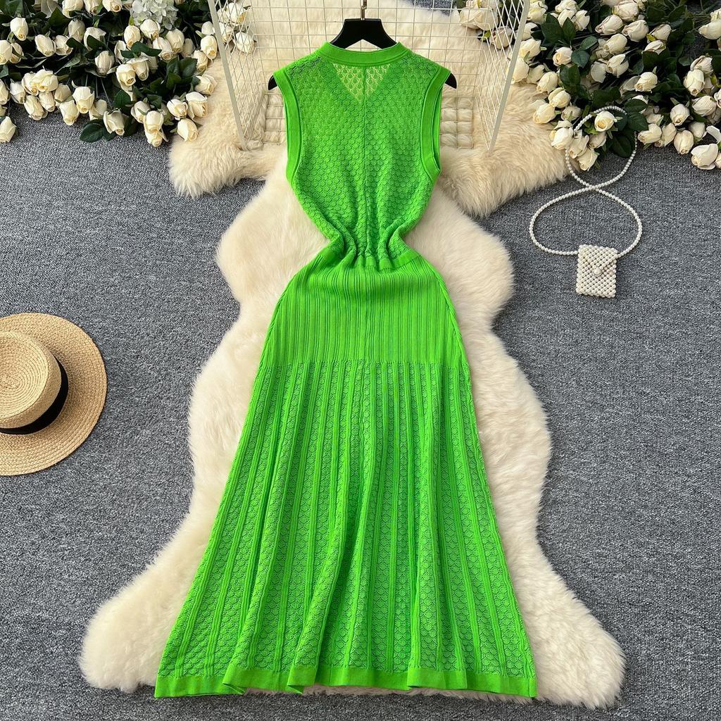 Xiaoxiangfeng high-end retro V-neck sleeveless single-breasted buckle waist hollow crochet knitted dress spring and summer