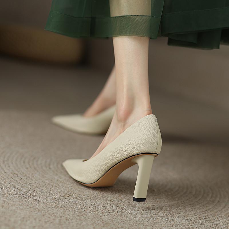 

Giant soft and comfortable women s shoes~ niche green thick heel high heels shallow mouth French temperament pointed single shoes women 39