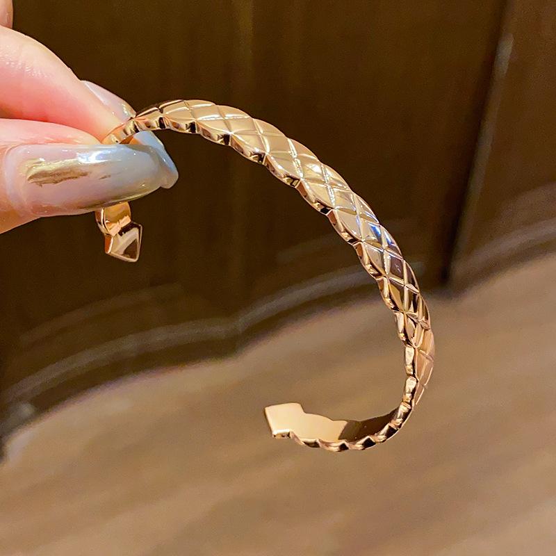 Раскрытый браслет-манжета с плиссировкой и инкрустацией цирконами - Ретро Простой Ювелирный Браслет