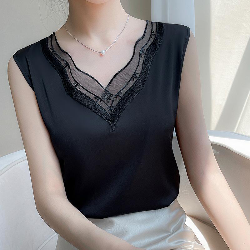 Wear A Strappy Vest and A Small Blouse with A Sleeveless Base Layer and A Lace V-neck Top