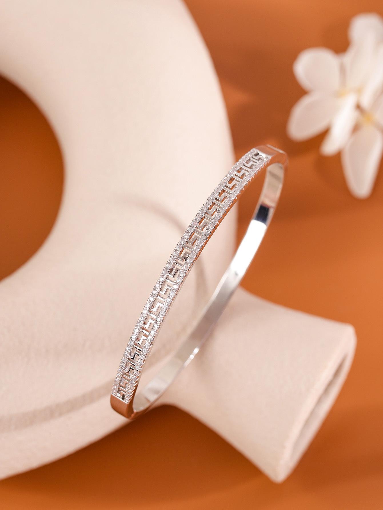 

Spring Festival gift hollow design copper inlaid zirconium inlaid women s bracelet, suitable for daily wear as a pie срібний