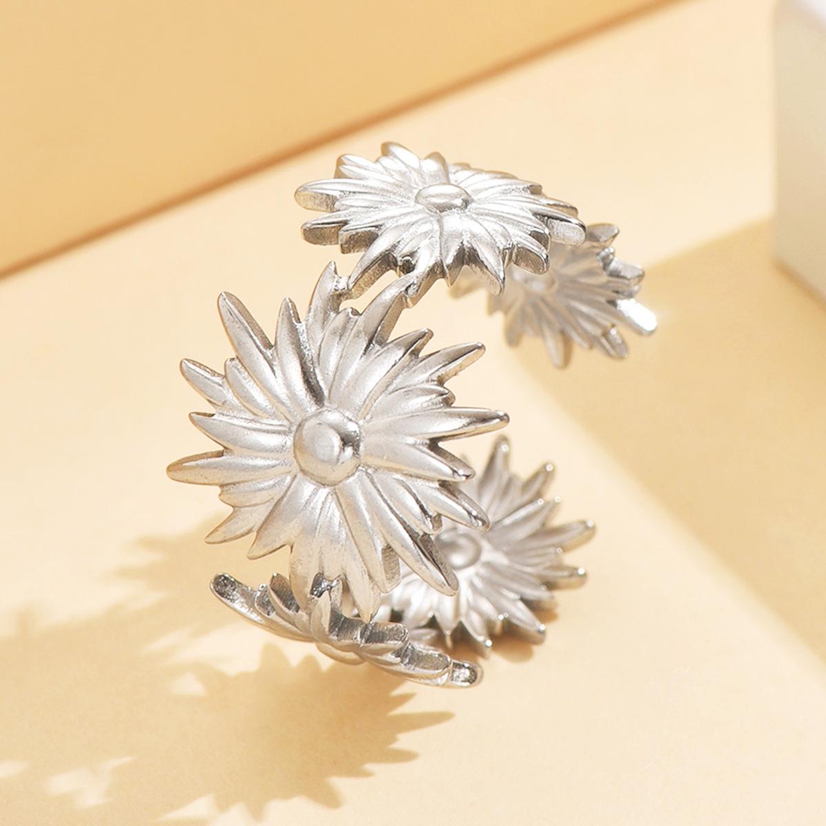Elegant Retro Daisy Adjustable Gold Stainless Steel Ring for Women