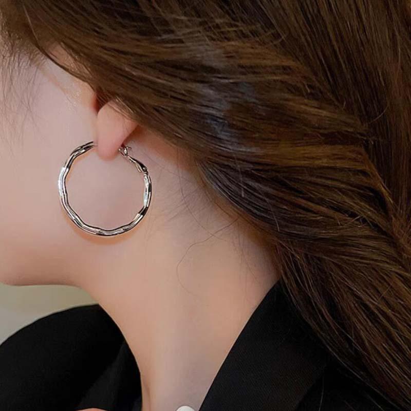 

Women s Minimalist Shiny Wave Earrings срібний